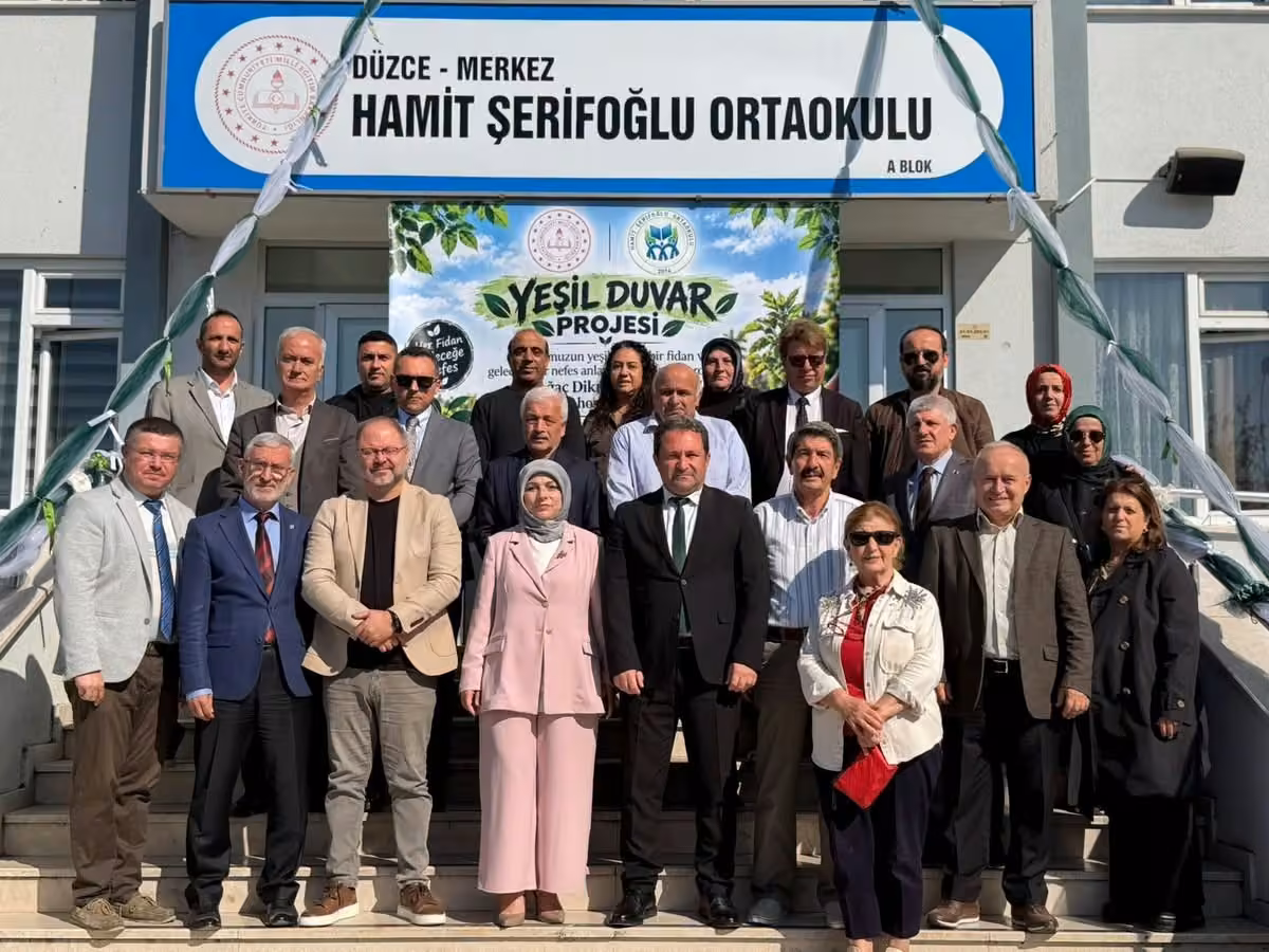 Düzce’de Yeşil Duvar Projesiyle 90 fidan toprakla buluştu