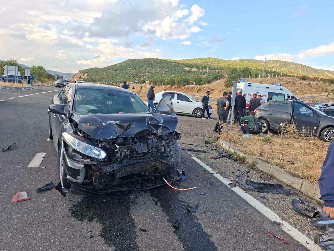 Bingöl’de iki otomobil çarpıştı: 3 yaralı