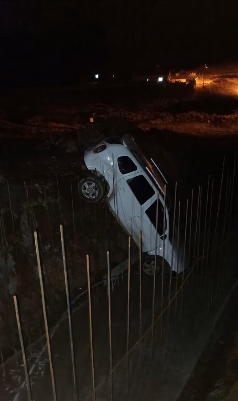 Siirt’te otomobil menfez çukuruna düştü: 2 yaralı