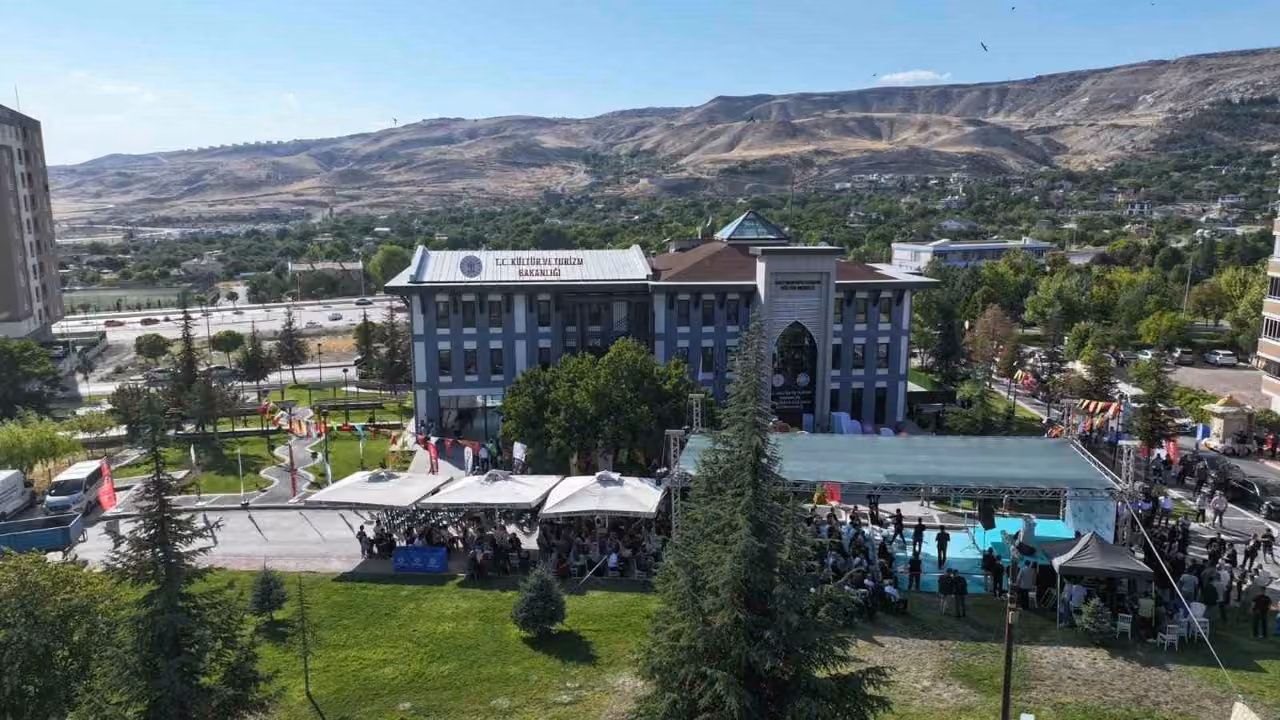 Başkan Çolakbayrakdar: "Dünyaya açılan kütüphanelerle zenginleştirilmiş bir şehir inşa ediyoruz"