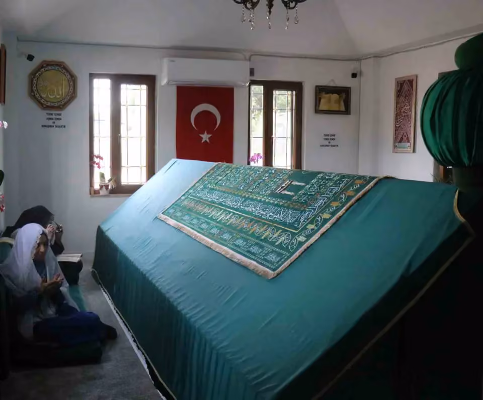Şehre ve nehre adı verildiği rivayet edilen zatın türbesinde huzur buluyorlar