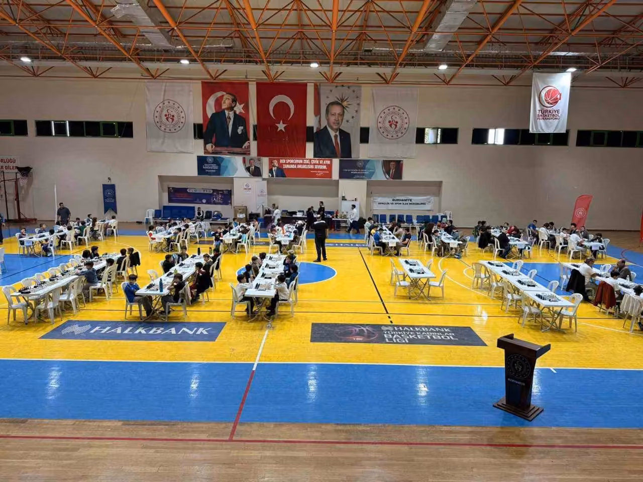 Burhaniye’de Satranç Turnuvasında dereceye girenler ödüllendirildi