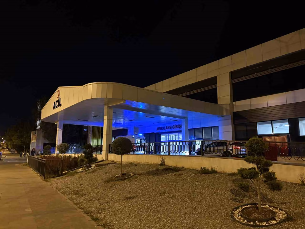 Kayseri’de otomobile ve trafik levhasına çarpan motosiklet sürücüsü 50 metre sürüklendi: 1 ağır yaralı