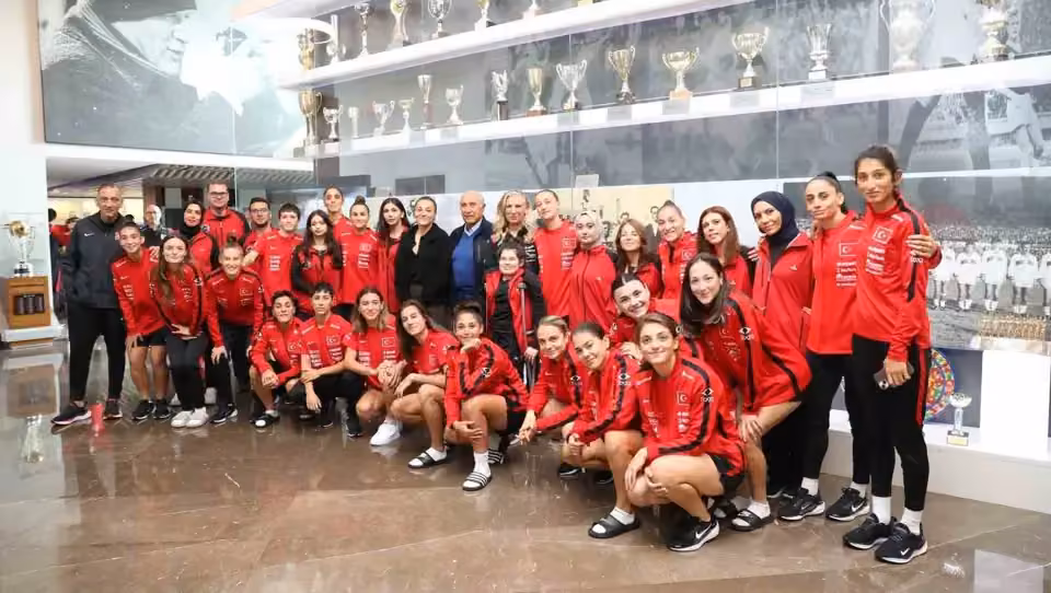 Fethi Demircan ve Didem Karagenç, A Milli Kadın Takım kampını ziyaret etti