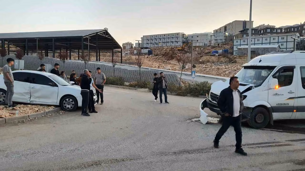 Adıyaman’da otomobil minibüsle çarpıştı: 4 yaralı