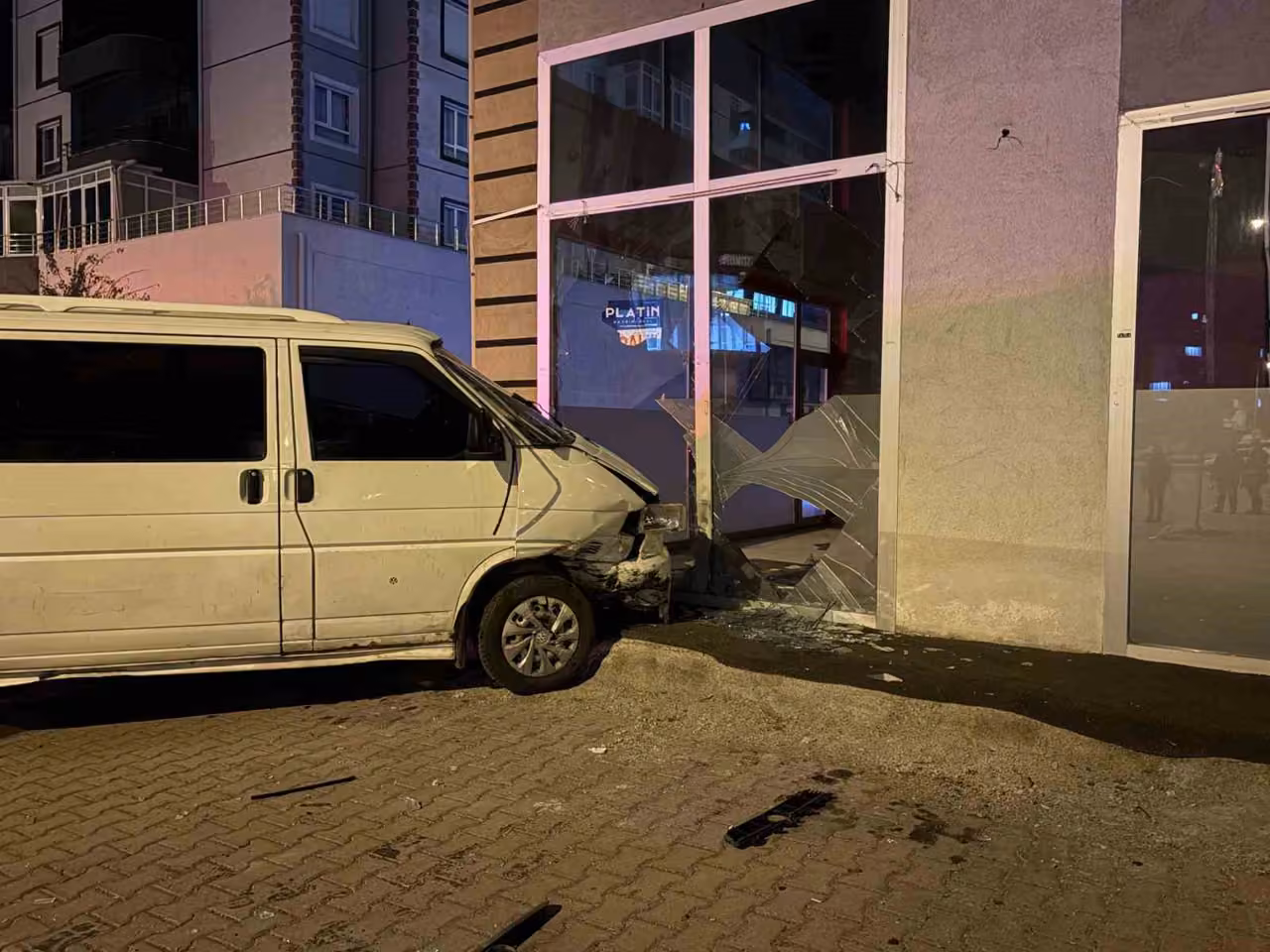 Kayseri’de otomobille çarpışan minibüs dükkana daldı: 2 yaralı