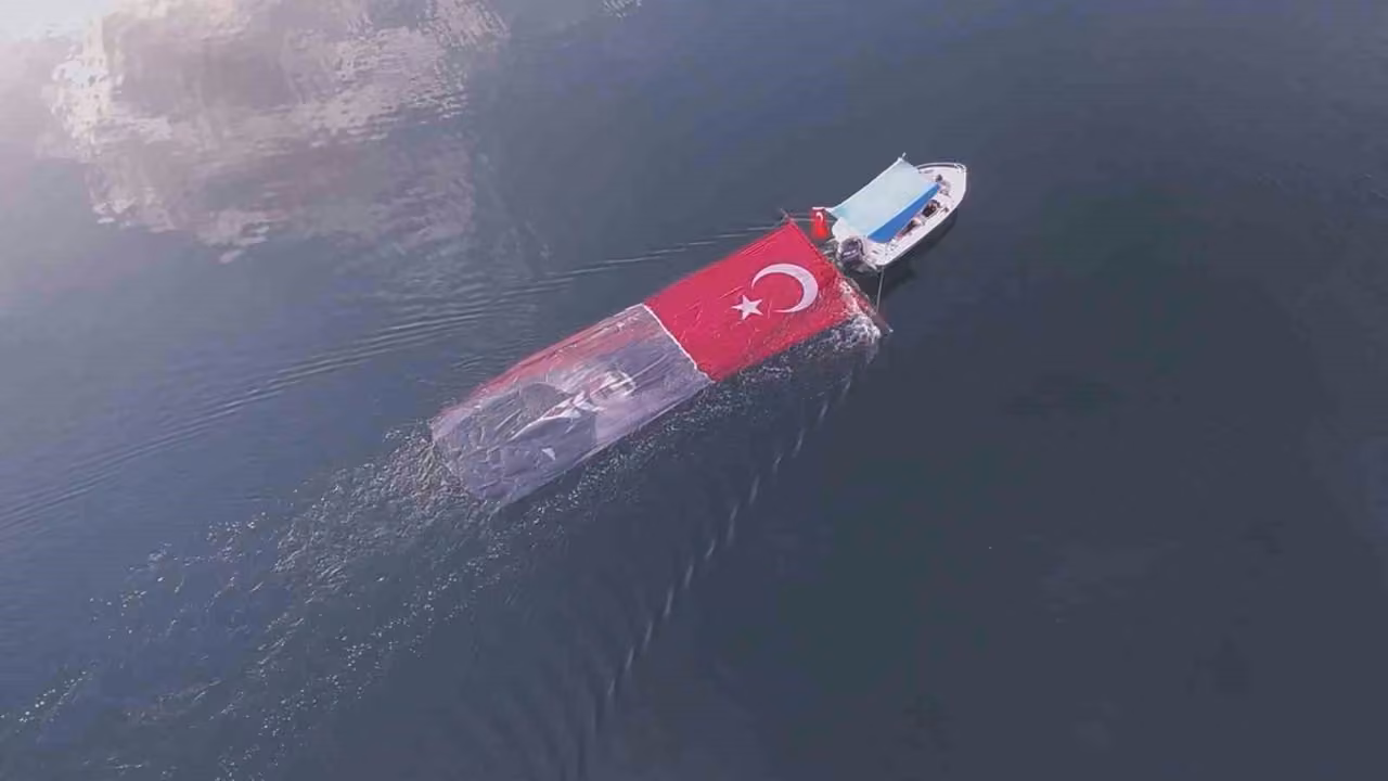 Havada, karada, suda Türk bayrağını dalgalandırdılar