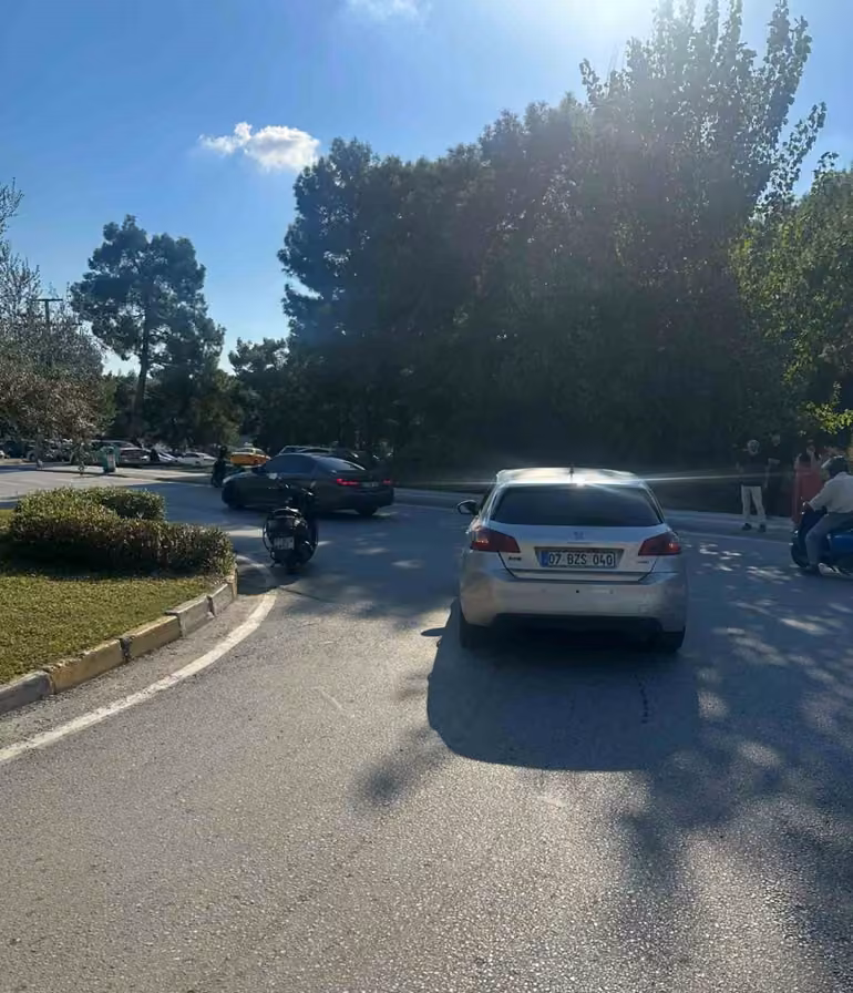Antalya’da motosiklet ile otomobil çarpıştı: 1 yaralı