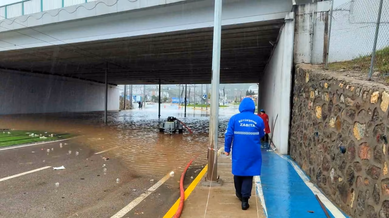Kocaeli Büyükşehir, sağanakla mücadele için 897 personel ve 512 araçla sahada