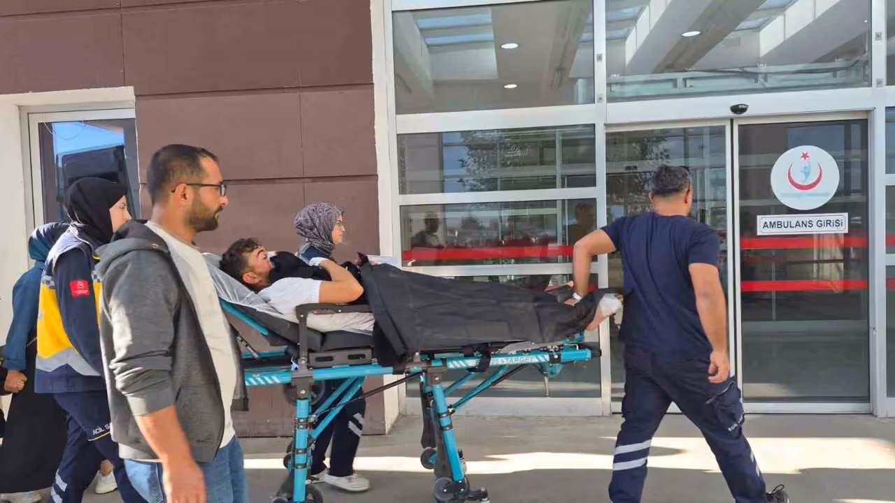 Motosiklet ile hafif ticari araç çarpıştı: 1 yaralı