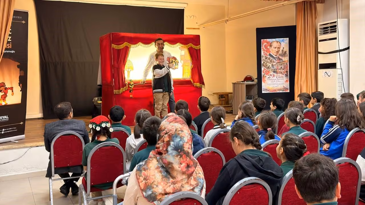 Minikler Hacivat ve Karagöz ile eğlendi
