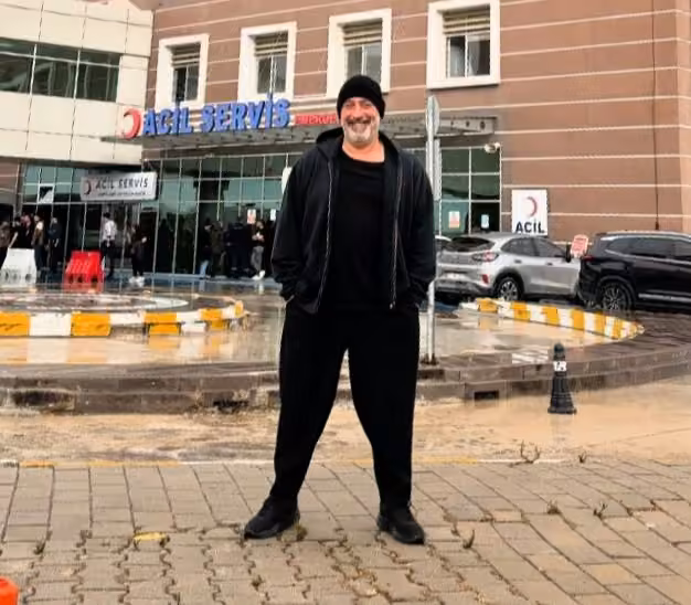 Cem Yılmaz kalp krizinin ardından tedavi gördüğü hastaneye geldi