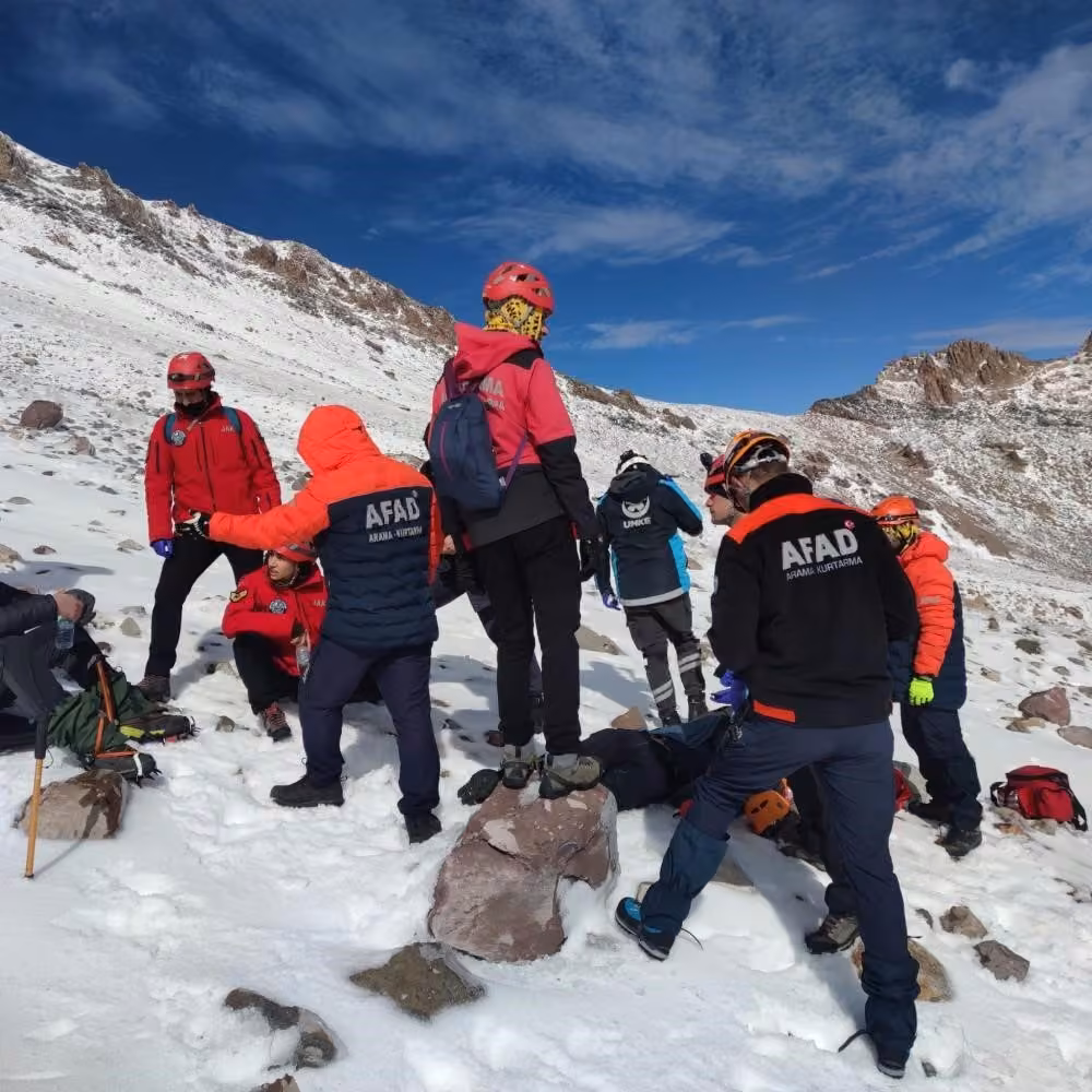 Erciyes’te zirve tırmanışında uçurumdan düşerek hayatını kaybeden dağcı arama kurtarma ceketi ile son yolculuğuna uğurlandı