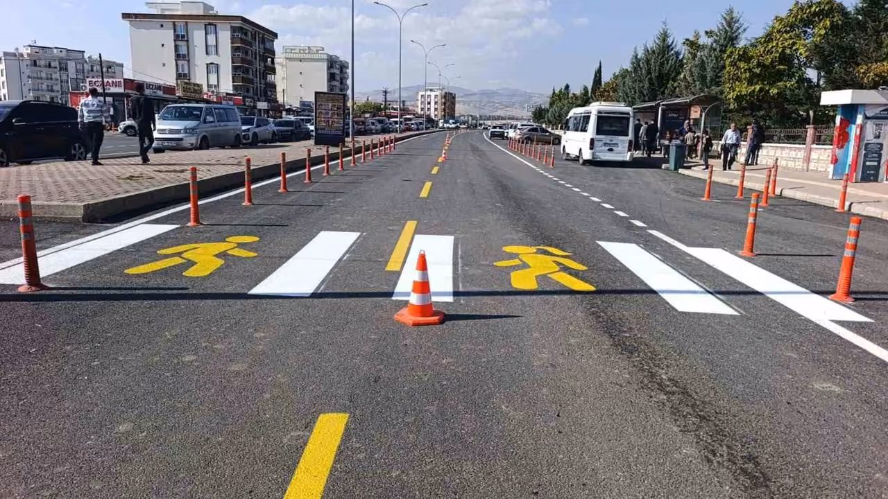 Adıyaman’da asfalt sonrası yol çizgileri trafik güvenliği için yenileniyor