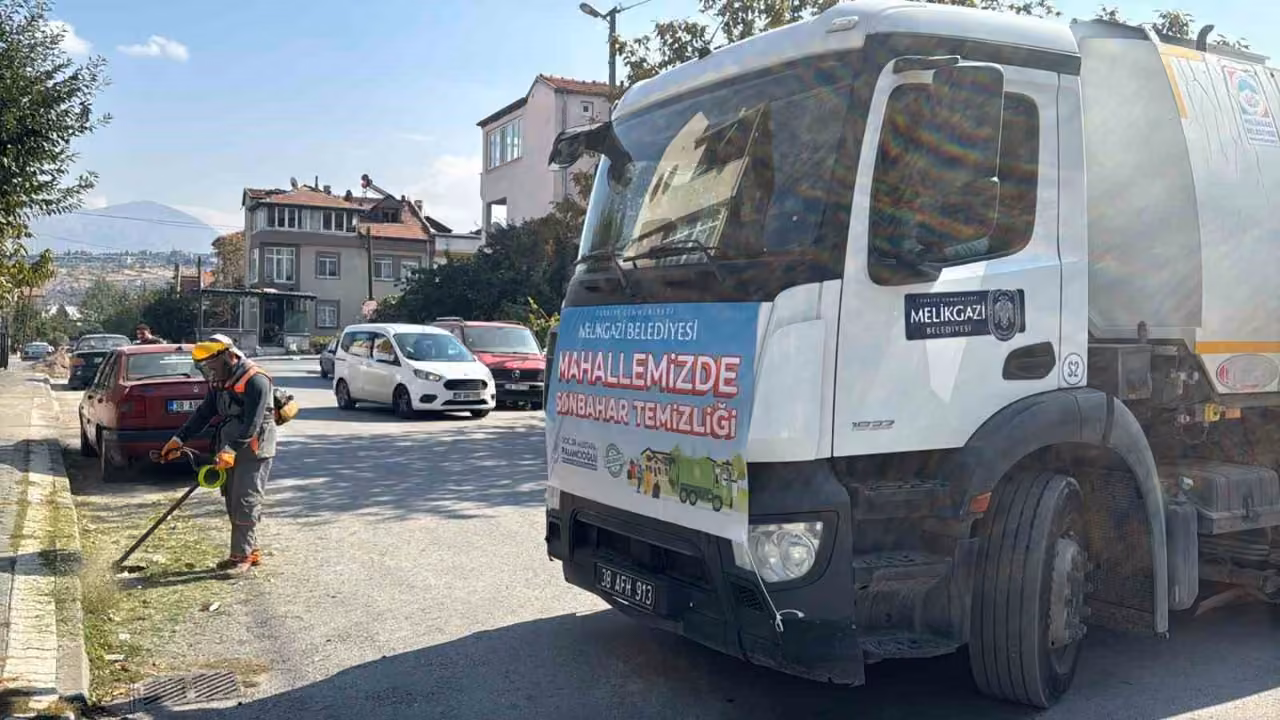 Melikgazi’nin temizlik ekipleri mahallelerde sonbahar temizliğine başladı