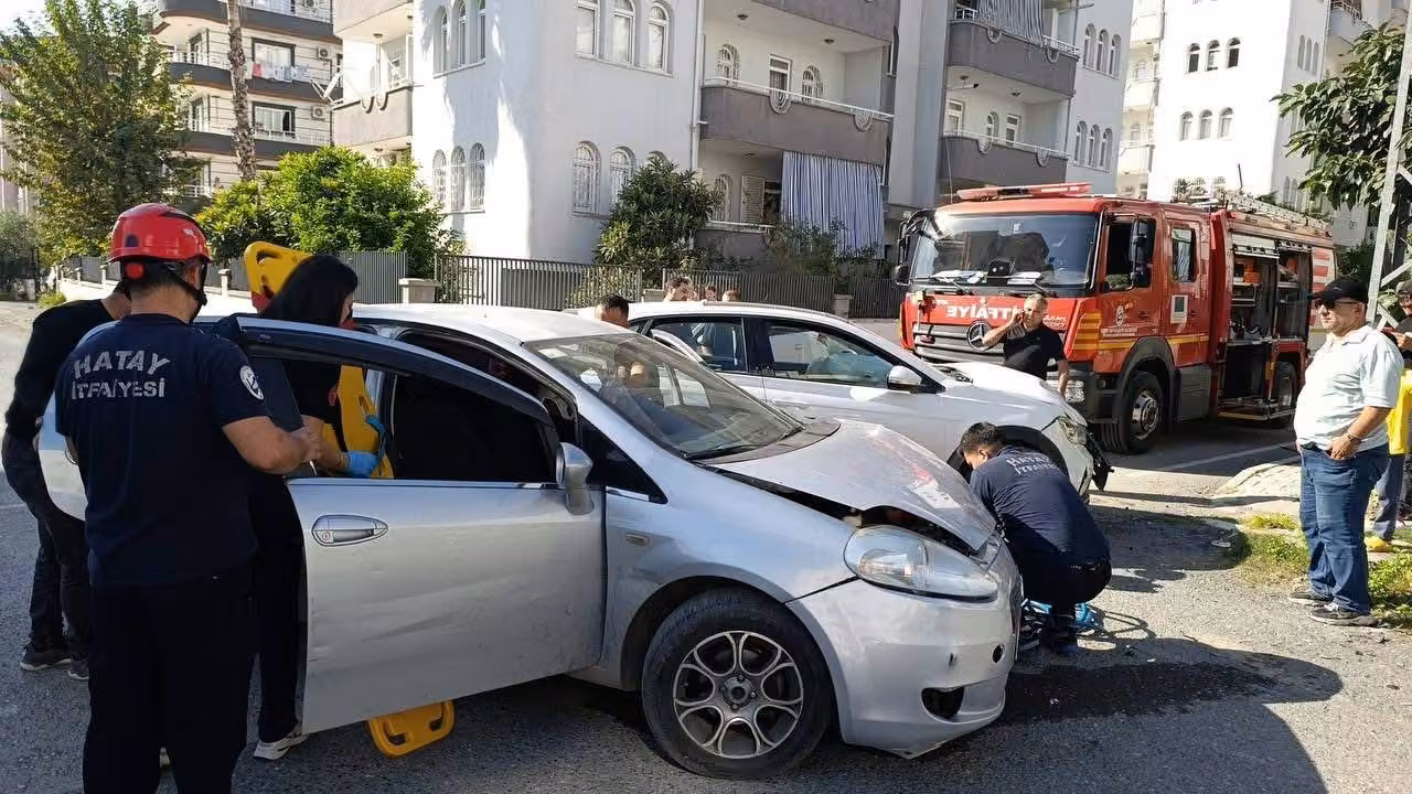 Dörtyol’da iki otomobil çarpıştı: 3 yaralı