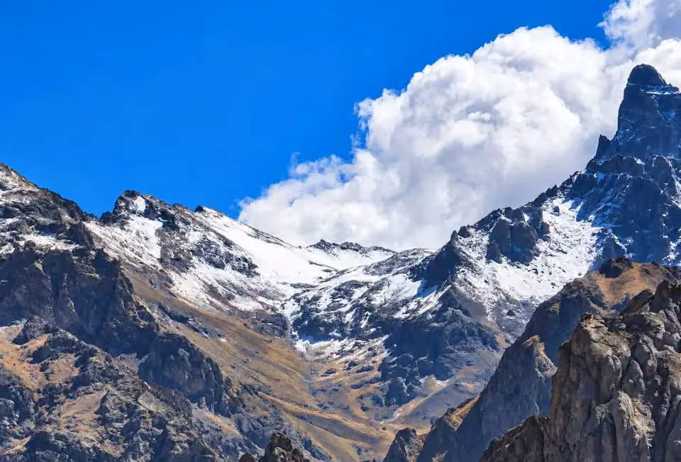Hakkari’de yüksek kesimler beyaza büründü