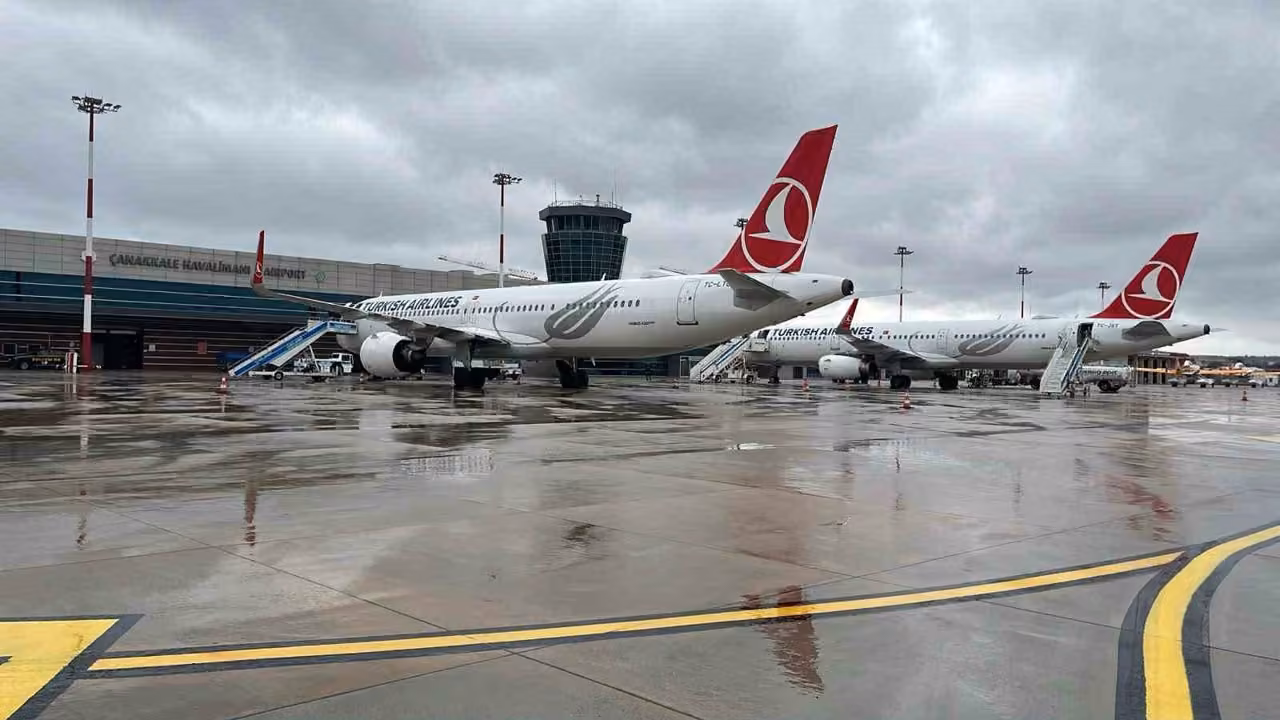 Barselona ve Çukurova’dan gelen yolcu uçakları Çanakkale Havalimanı’na iniş yaptı