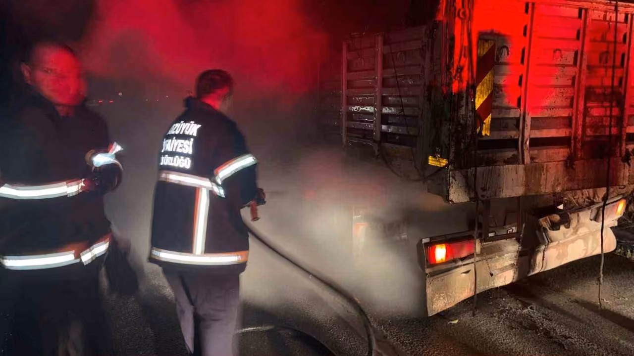 Bilecik’te seyir halindeki kamyon alev aldı