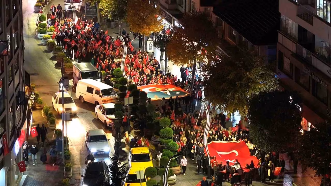 Bolu’da binlerce kişi fener alayında buluştu
