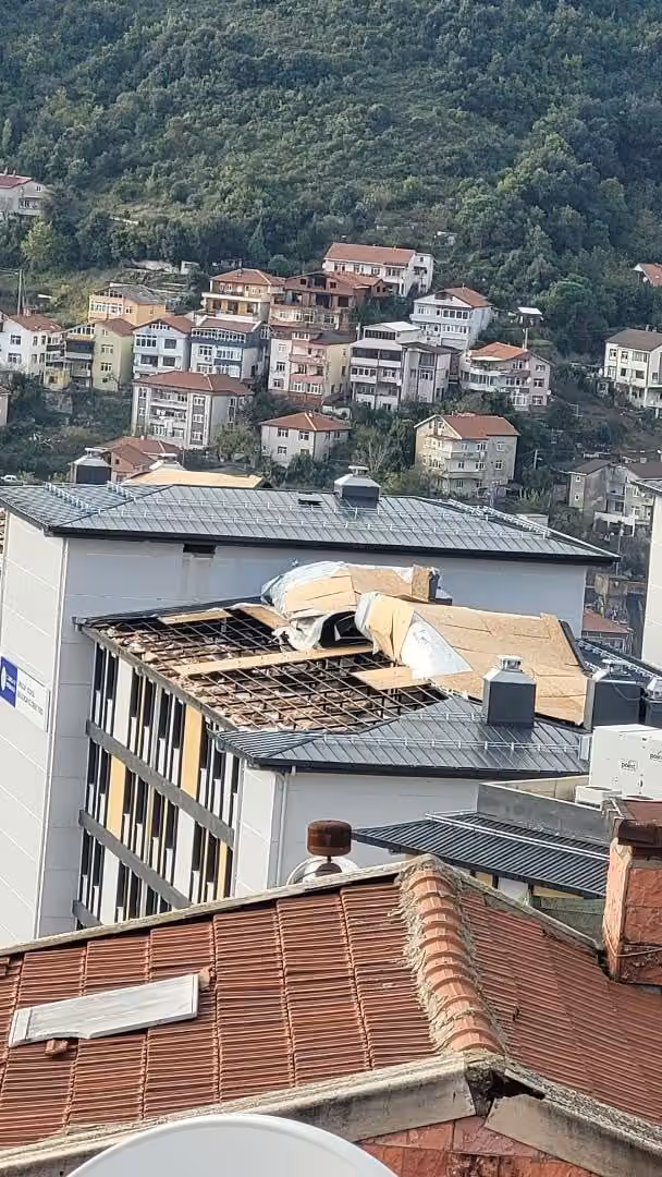 Fırtına KYK kız öğrenci yurdunun çatısını söktü