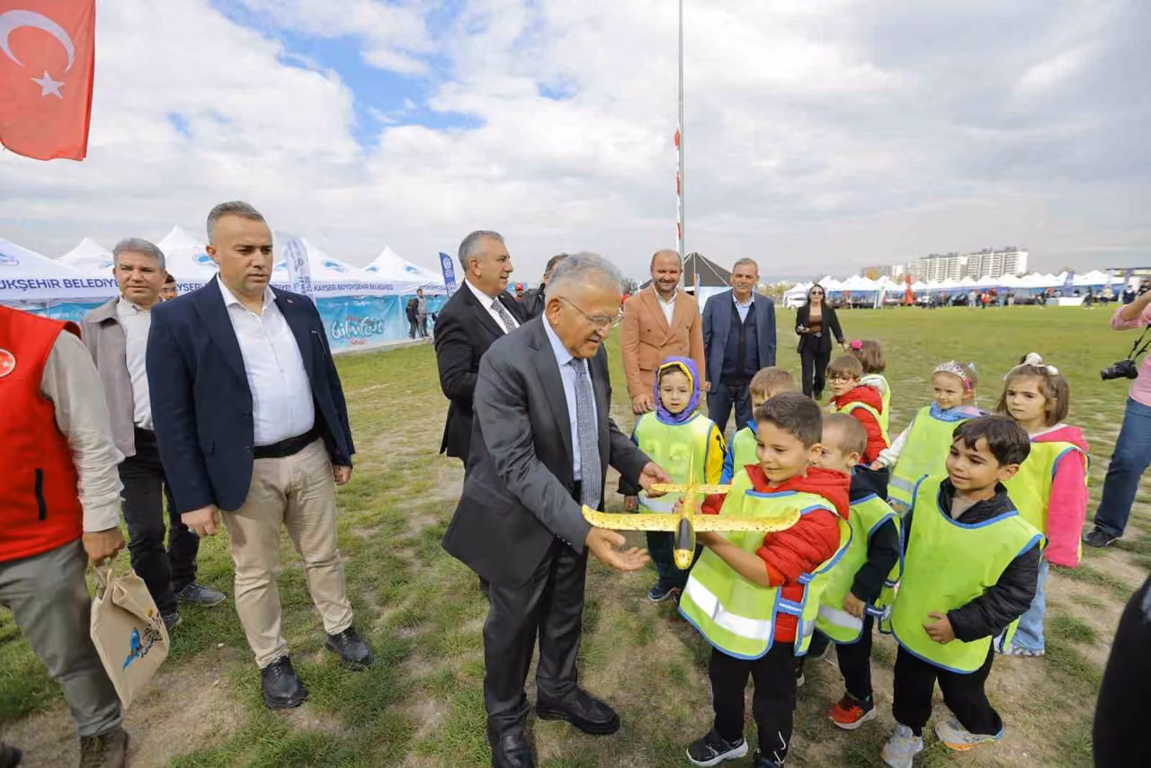 Bilim ve teknoloji şöleni başladı: Başkan Büyükkılıç, festivalde bilim tutkunları ile bir araya geldi