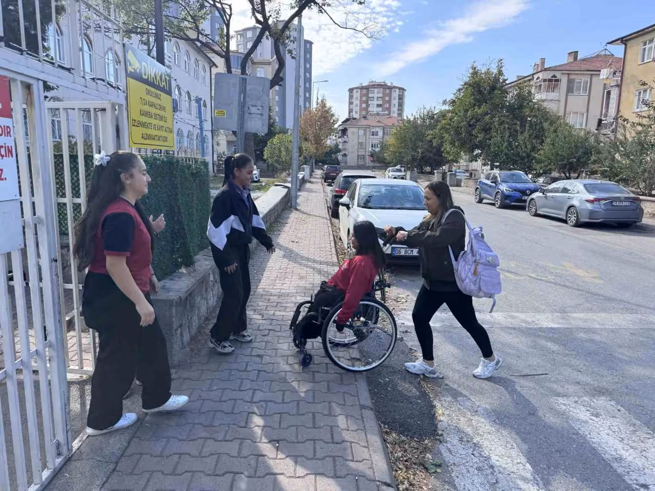 Ecrin engelini arkadaşlarıyla aşıyor