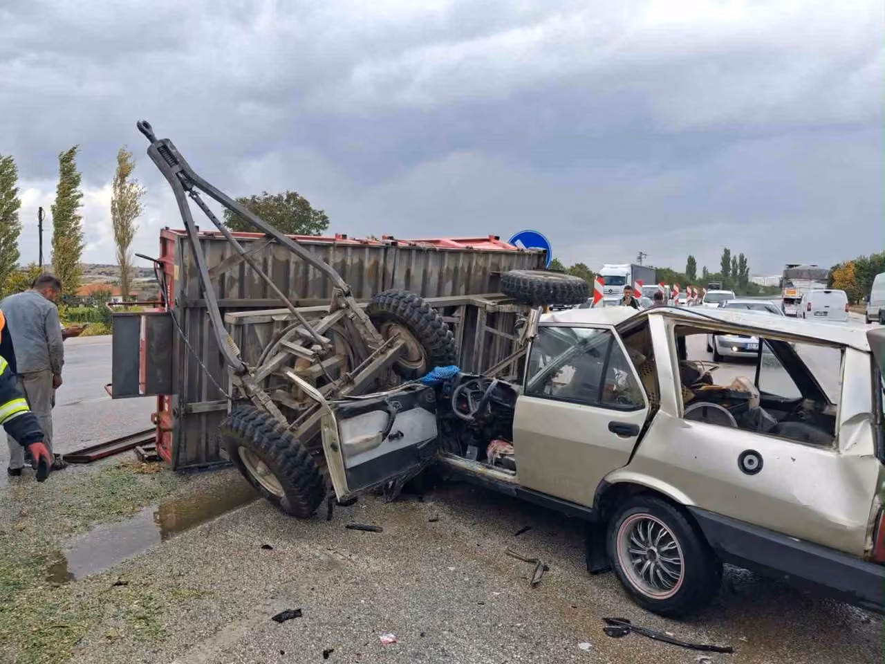 Burdur’da traktör ile otomobil çarpıştı: 1 ağır yaralı