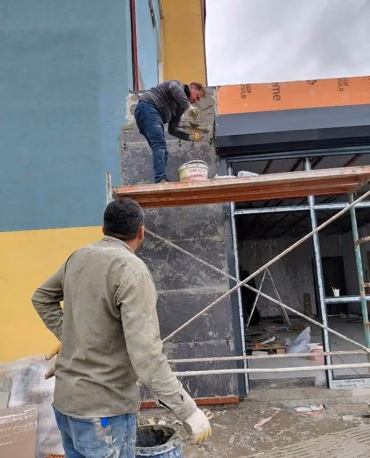 Ustaları beklemeden kendi tulumu giyerek okulu güzelleştirdi