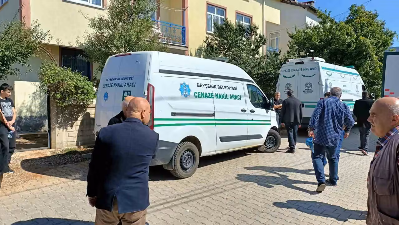 Konya’da kazada hayatını kaybeden aynı aileden 3 kişi son yolculuğuna uğurlandı