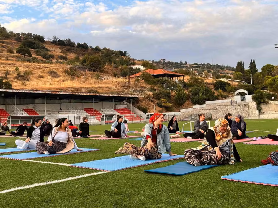 Güney’de kadınlar yoga yaptı