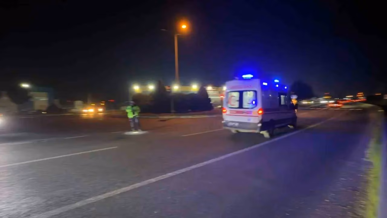 Trafikte kalan ambulansa polis ekiplerinden hızlı müdahale