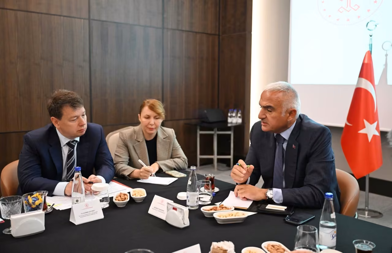 Bakan Ersoy, Antalya’da Rus diplomatlarla bir araya geldi