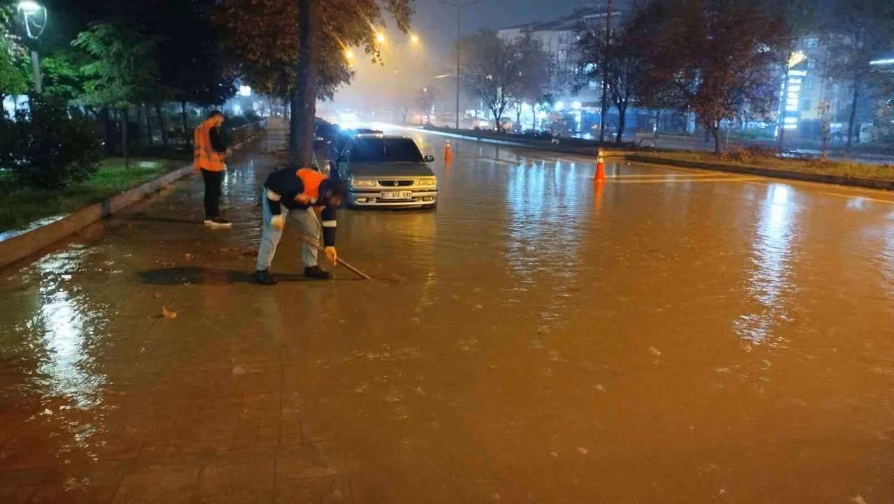 Boyabat’ta her yağmurda aynı çile: Sürücüler ve yayalar zor anlar yaşadı