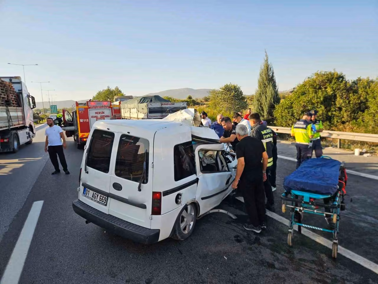 Mersin’de otomobil çekiciye arkadan çarptı: 2 ölü, 1 yaralı