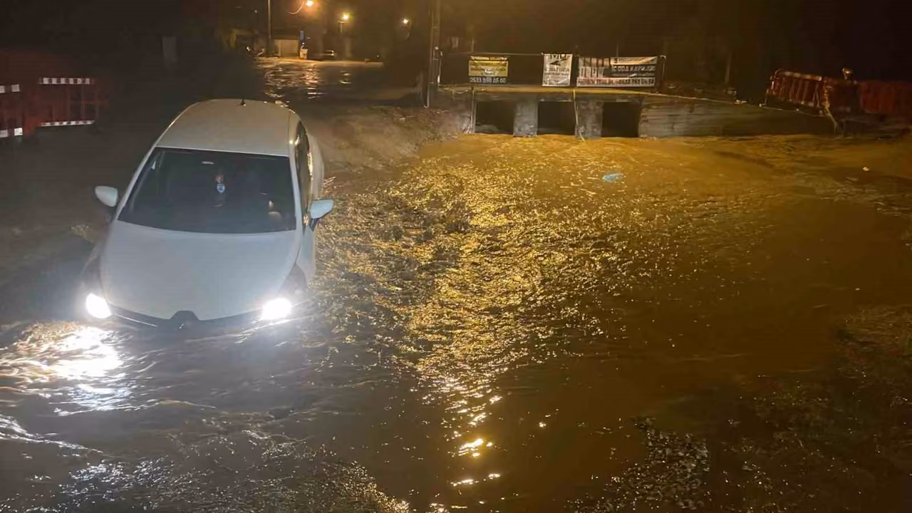 Muğla’da yağış nedeniyle yol çöktü, çukura düşen araç yolda mahsur kaldı