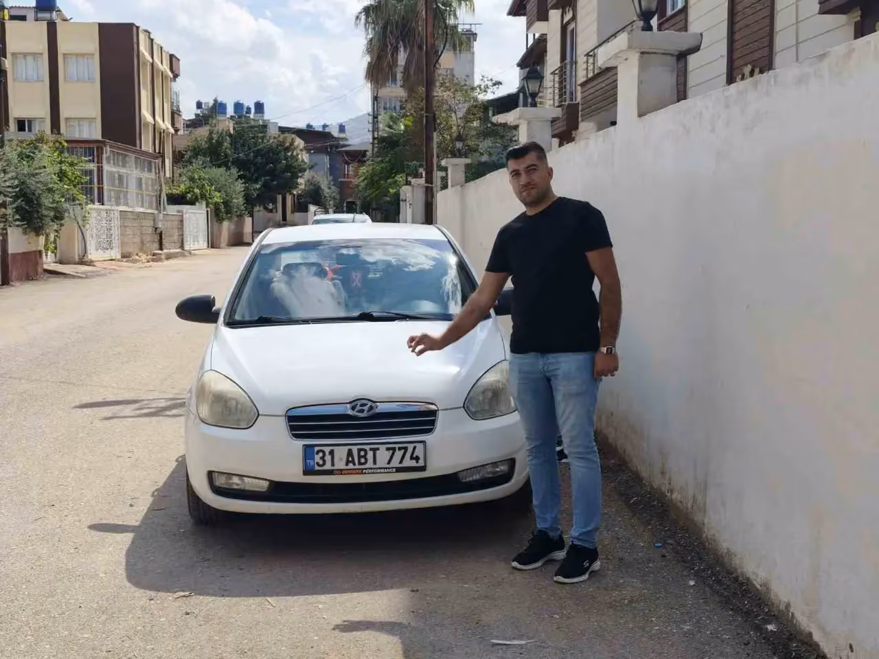 Düğünden yükselen silah sesleri nedeniyle kızını eve çıkaran adamın aracına yorgun mermi isabet etti