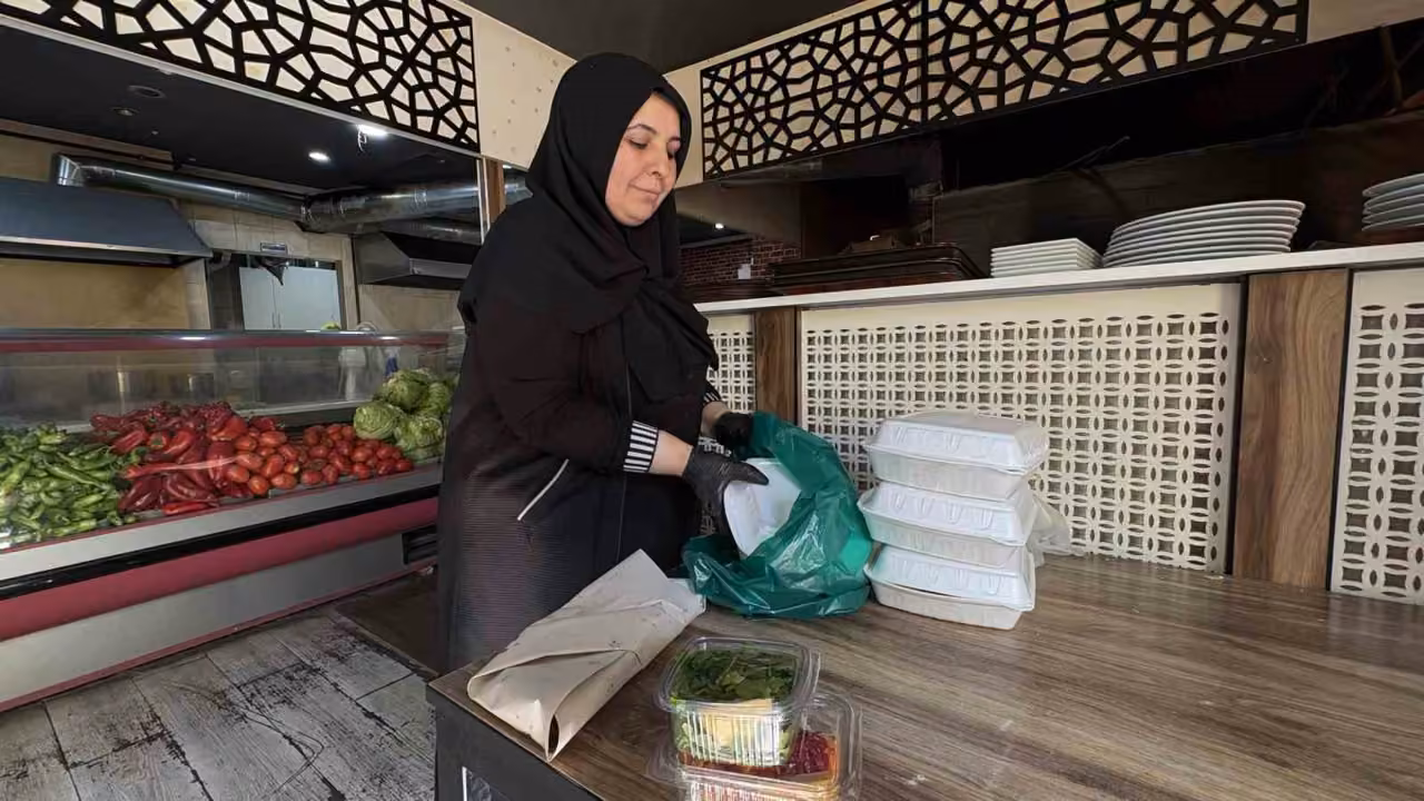 Çoçukları için yıllarca azmetti, şimdi 29 bin nüfuslu ilçede iki restoran işletiyor