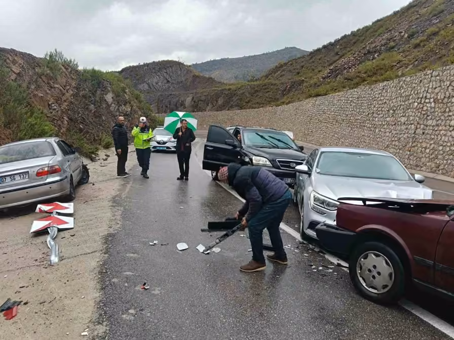 Manavgat’ta 3 araçlı zincirleme kaza: 3 yaralı