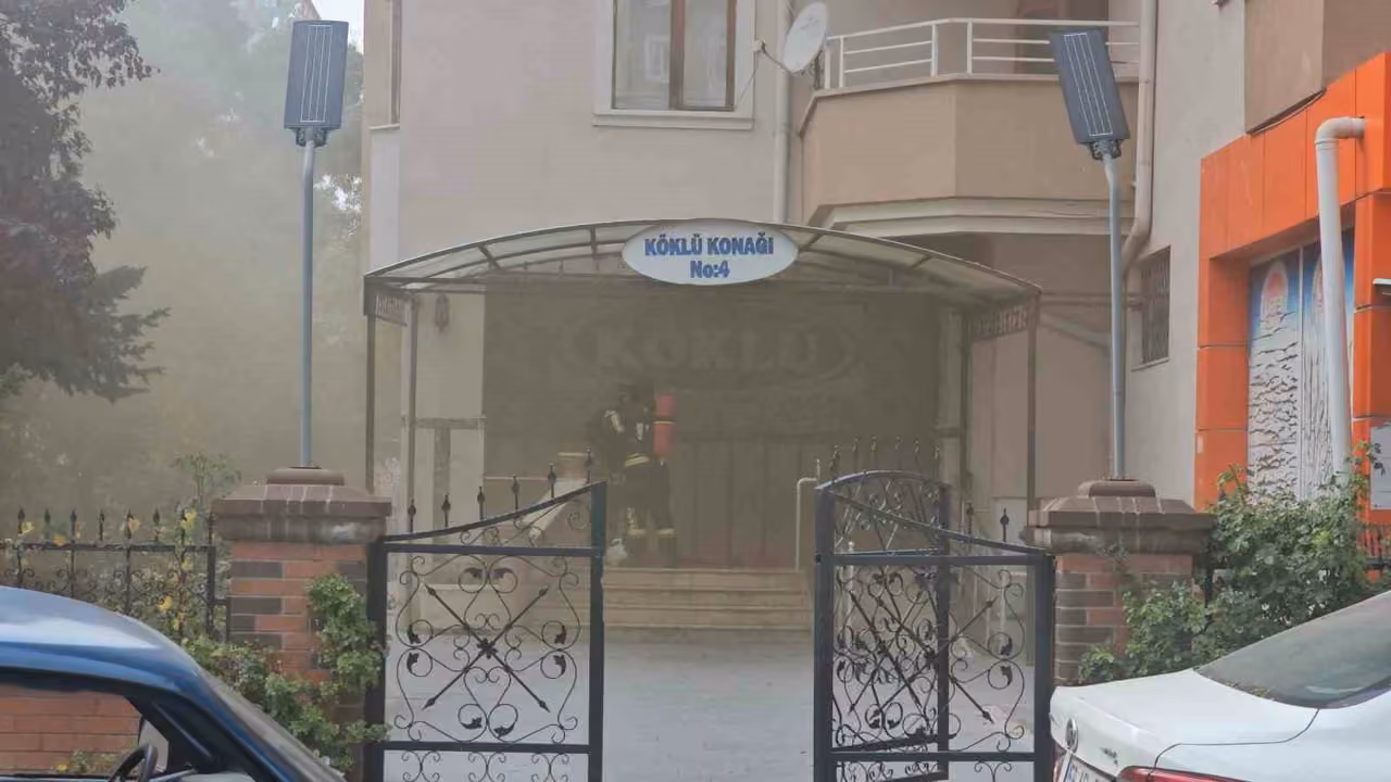 9 katlı binanın çatı katında yangın