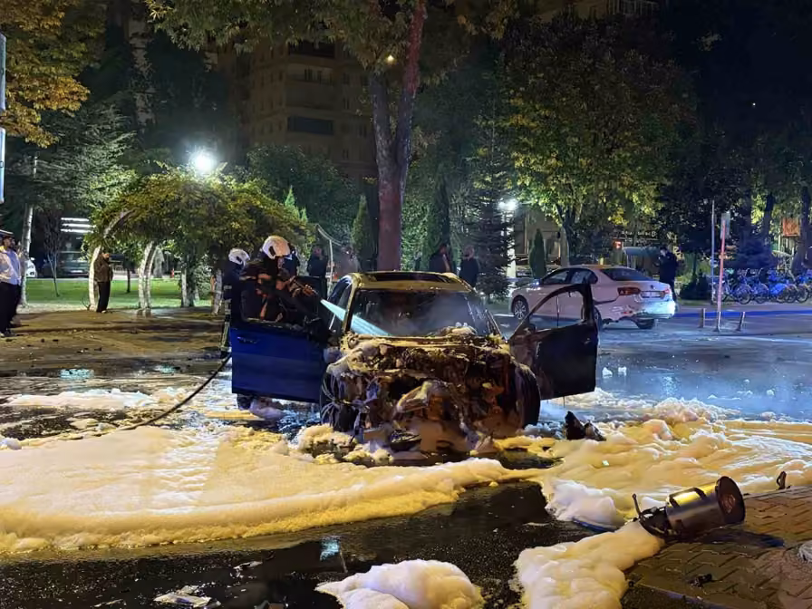 Kayseri’de park halindeki otomobile ve ağaca çarpan otomobil alev aldı: 1’i ağır, 2 yaralı