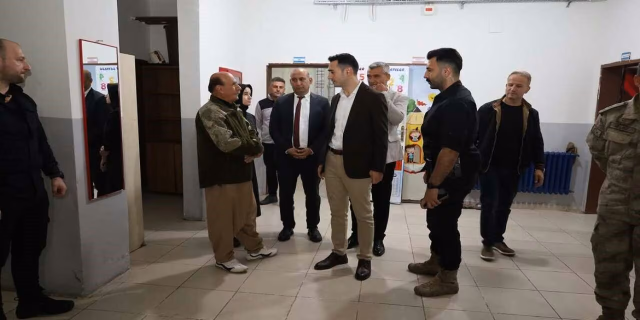 Kaymakam Kaya Ortabağ’da okulun ihtiyaçları yerinde incendi