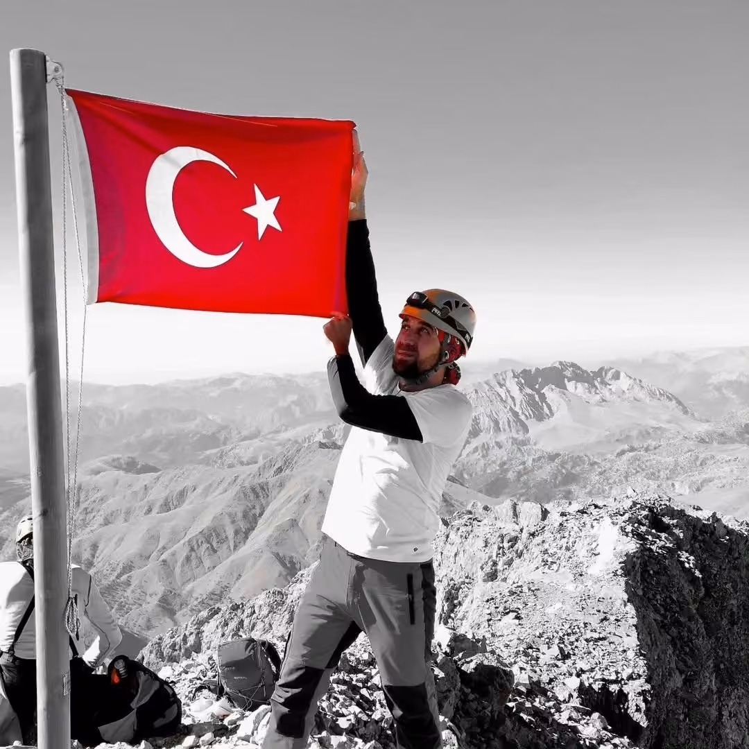 Erciyes’e zirve tırmanışı yapan dağcı uçurumdan düşerek hayatını kaybetti