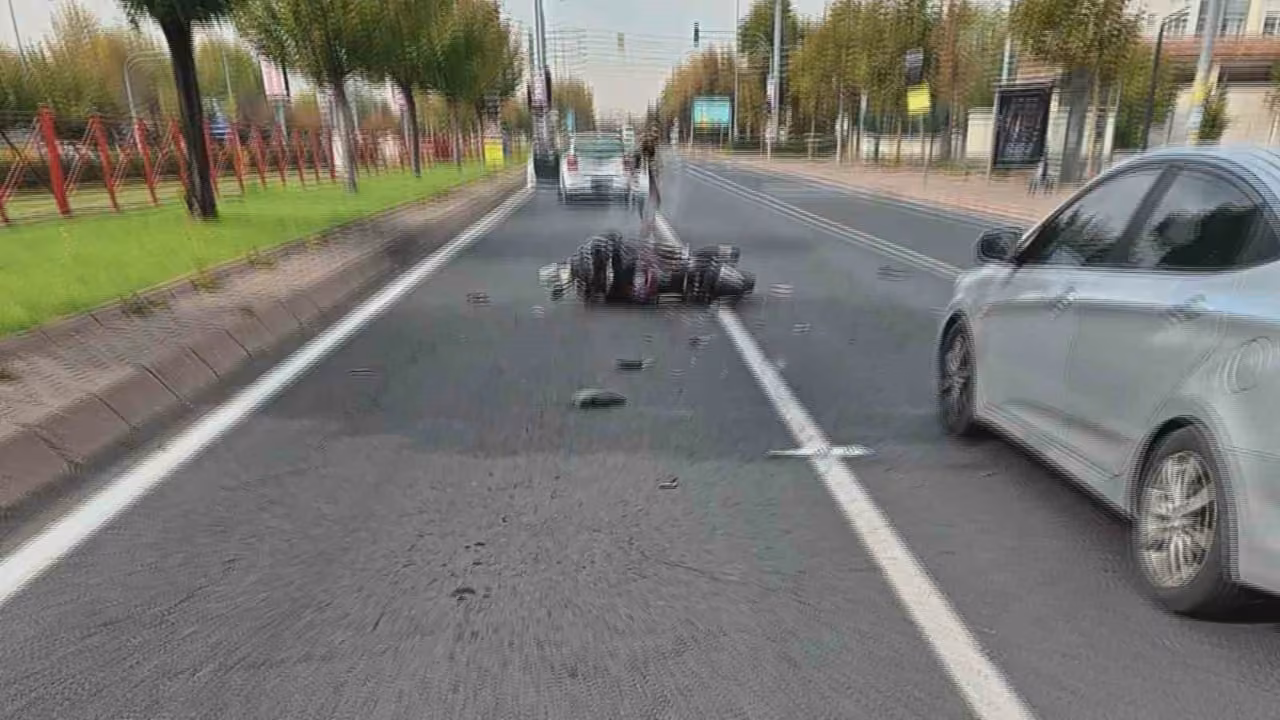 Otomobille çarpışan motosiklet sürücüsü havaya savruldu: 1 yaralı
