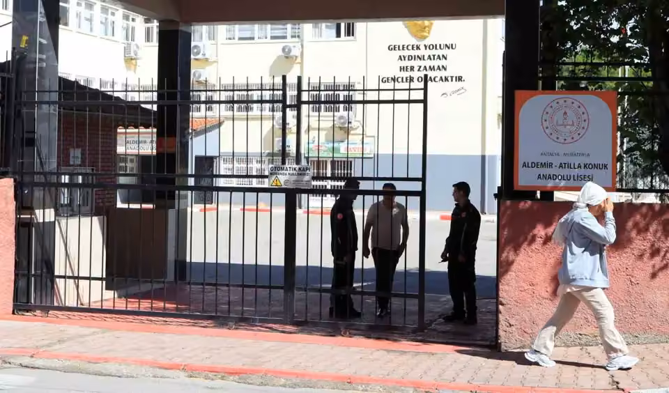 KPSS sınavı yapılan okulda kilitli kalan vatandaş kurtarıldı