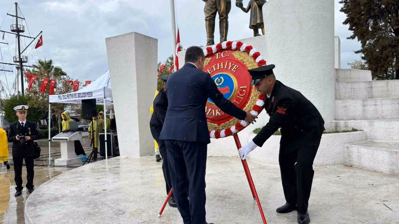 Fethiye’de Cumhuriyet Bayramı coşkusu çelenk sunma töreniyle başladı