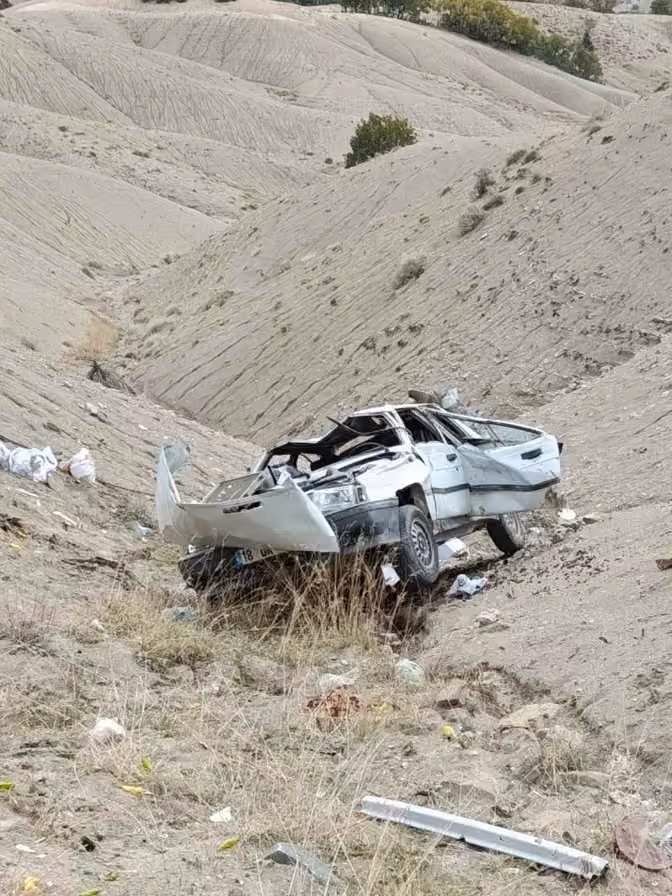 Elazığ’da otomobil uçurumdan yuvarlandı: 1 ölü, 1 yaralı