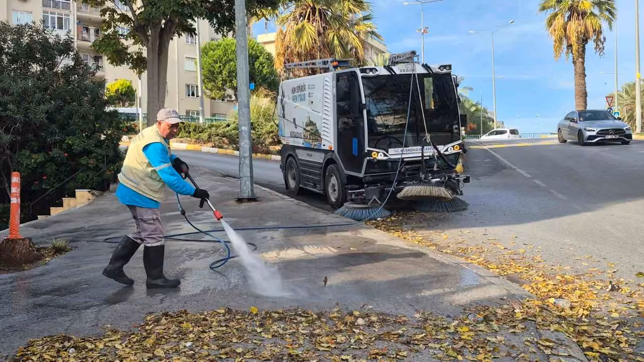 Kuşadası’nda cadde temizliği aralıksız sürüyor