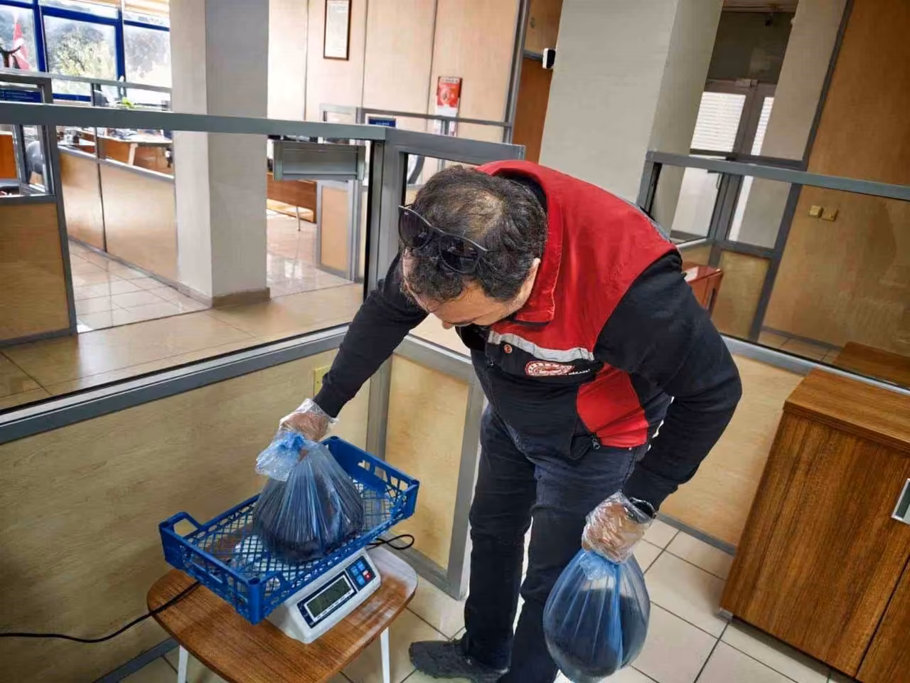 Kayseri’de yasa dışı yollarla ülkeye sokulmak istenen 25 bin adet canlı sülük ele geçirildi