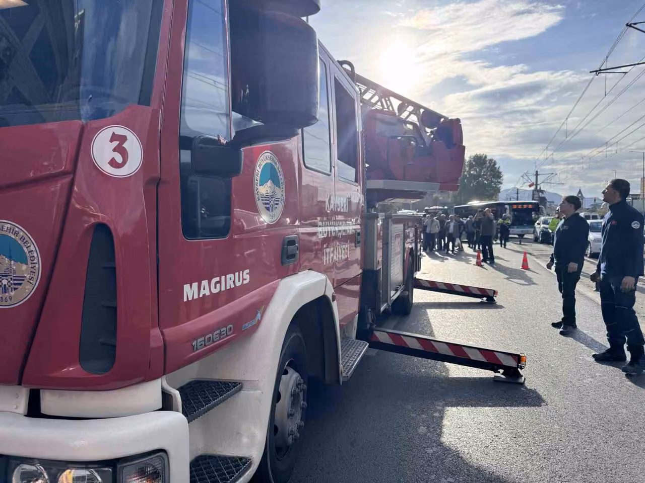 Kayseri’de işyerinde çıkan yangına, itfaiye ekipleri müdahale ediyor